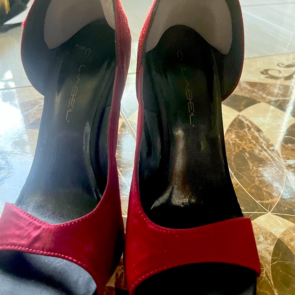 C. Label. Red velvet shoes 7,5 Size